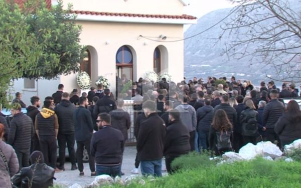 Σπαραγμός και οργή στην κηδεία του αδικοχαμένου Παναγιώτη – Στο νοσοκομείο η μητέρα του