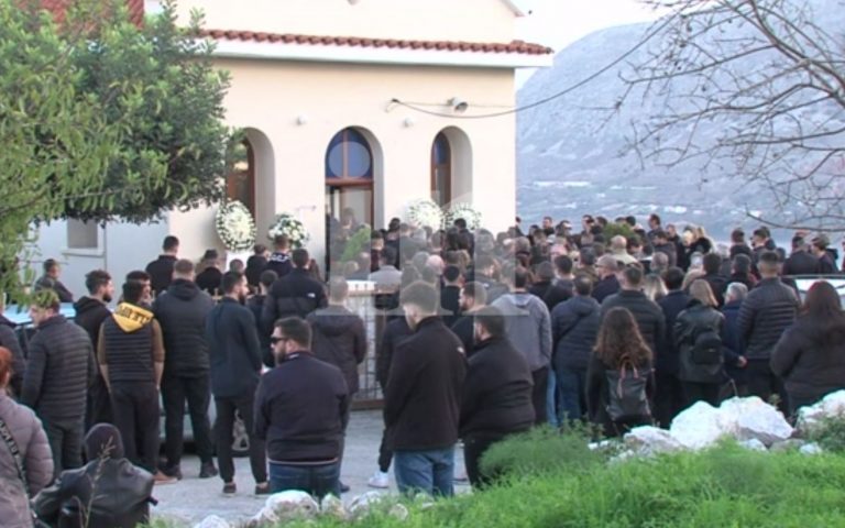 Σπαραγμός και οργή στην κηδεία του αδικοχαμένου Παναγιώτη – Στο νοσοκομείο η μητέρα του