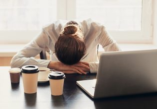 Αϋπνία και κούραση: Πέντε απλές λύσεις – Οι ειδικοί μίλησαν