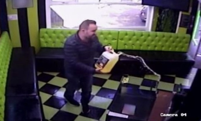 Βρετανία: Εργαζόμενος έβαλε φωτιά σε κουρείο επειδή τον απέλυσαν