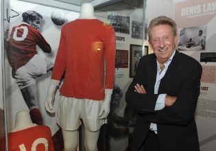 Ντένις Λόου: Πέθανε ο θρύλος της Μάντσεστερ Γιουνάιτεντ και της Σκωτίας – Ο τελευταίος της «Αγίας Τριάδας»