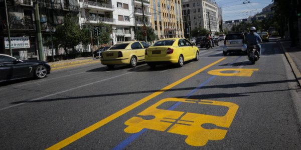 Ελεύθερη κυκλοφορία στις λεωφορειολωρίδες ζητούν οι οδηγοί ταξί – Τα αιτήματα τους
