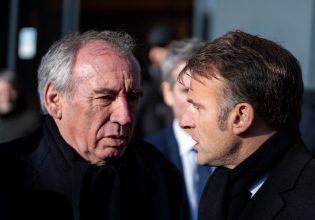 Κατρακυλά η δημοτικότητα του Μακρόν – Ο Μπαϊρού προσπαθεί να μη γίνει Μπαρνιέ