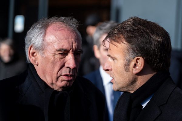 Κατρακυλά η δημοτικότητα του Μακρόν – Ο Μπαϊρού προσπαθεί να μη γίνει Μπαρνιέ