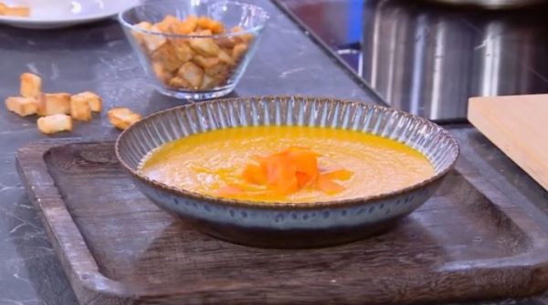 Συνταγή: Βελουτέ σούπα καρότου με τζίντζερ και πορτοκάλι