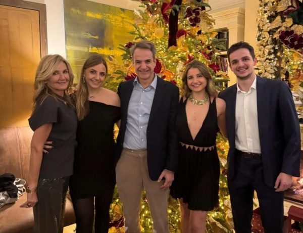 Πρωτοχρονιά: Με οικογενειακή φωτογραφία ευχήθηκε ο Κυριάκος Μητσοτάκης