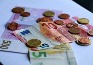 Κατώτατος μισθός: Κλιμακώνεται η αντιπαράθεση για το ύψος της αύξησης – Τι ζητούν οι μικρομεσαίοι