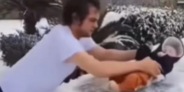 Εξοργιστικό βίντεο: Πατέρας χρησιμοποιεί βρέφος 3 μηνών… για να καθαρίσει το παρμπρίζ από χιόνια
