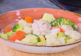 Συνταγή: Μπακαλιάρος αχνιστός με λαχανικά και μπαχαρικά