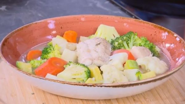 Συνταγή: Μπακαλιάρος αχνιστός με λαχανικά και μπαχαρικά