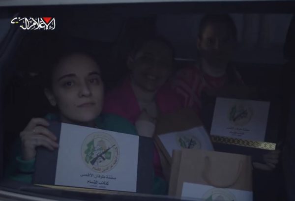 Χαμάς: Έδωσε «αναμνηστικά δώρα» στις ισραηλινές ομήρους