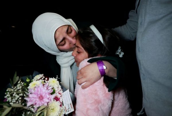 Δυτική Οχθη: Παλαιστίνιοι που αποφυλακίστηκαν επευφημούνται – Γυναίκες και παιδιά οι περισσότεροι