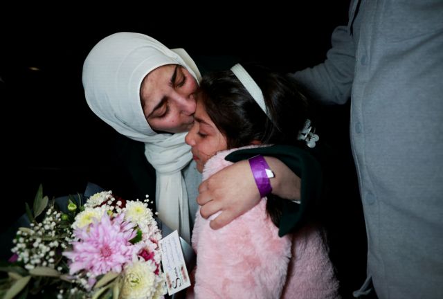 Δυτική Οχθη: Παλαιστίνιοι που αποφυλακίστηκαν επευφημούνται – Γυναίκες και παιδιά οι περισσότεροι