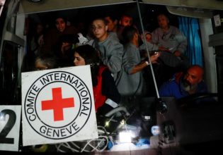 Δυτική Όχθη: Αφέθηκαν ελεύθεροι 90 Παλαιστίνιοι – Δύο λεωφορεία αναχώρησαν από τη φυλακή Οφέρ