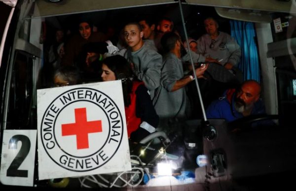 Δυτική Όχθη: Αφέθηκαν ελεύθεροι 90 Παλαιστίνιοι – Δύο λεωφορεία αναχώρησαν από τη φυλακή Οφέρ