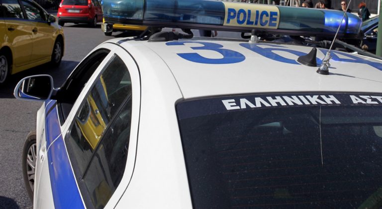 Χαϊδάρι: Μαχαίρωσαν αστυνομικό στη μέση του δρόμου