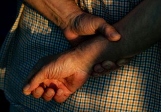 Ηλικιωμένη στον Βόλο έπεσε θύμα ξυλοδαρμού από τον γιο της για μια σακούλα σκουπιδιών