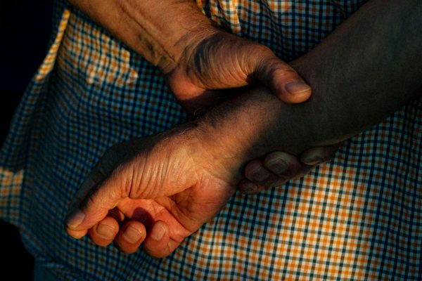 Ηλικιωμένη στον Βόλο έπεσε θύμα ξυλοδαρμού από τον γιο της για μια σακούλα σκουπιδιών