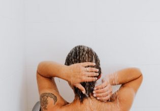 Τελικά, κάθε πότε πρέπει να λούζουμε τα μαλλιά μας;