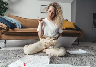 Τηλεργασία: Το άγχος της συνεχούς σύνδεσης με τη δουλειά