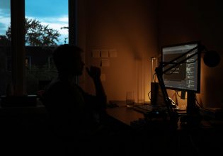 Εργασία: Διεθνή ΜΜΕ κατηγορούν την Teleperformance για εργασιακό μεσαίωνα