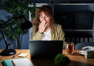 Στον πάτο η εργασιακή δέσμευση – Γιατί οι εργαζόμενοι έχουν «ξενερώσει» με τη δουλειά τους;