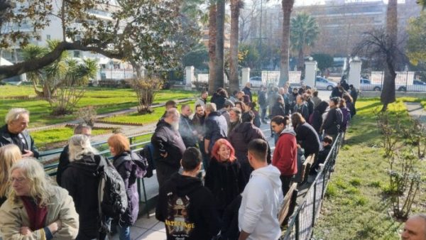 Βασίλης Μάγγος: Συγκέντρωση στα δικαστήρια Βόλου όπου γίνεται η δίκη – Συγκλονιστική κατάθεση του πατέρα