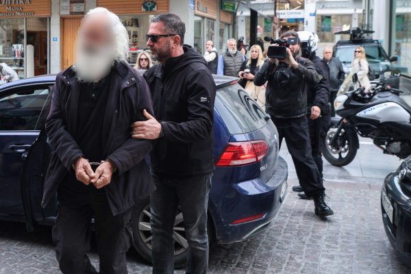 Πυροβολισμοί στις Μαλάδες: Κακουργηματικές διώξεις στον Ξυδάκη και τη σύζυγό του – Παραμένουν υπό κράτηση 