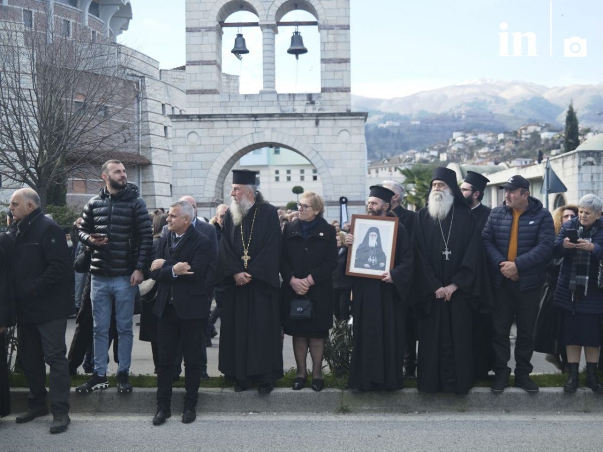 Αρχιεπίσκοπος Αναστάσιος: Αναχώρησε η πομπή από Κακαβιά – Κατευθύνεται προς τα Τίρανα