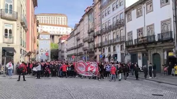 «Κοκκίνισε» η Πορτογαλία από τους οπαδούς του Ολυμπιακού (vids)