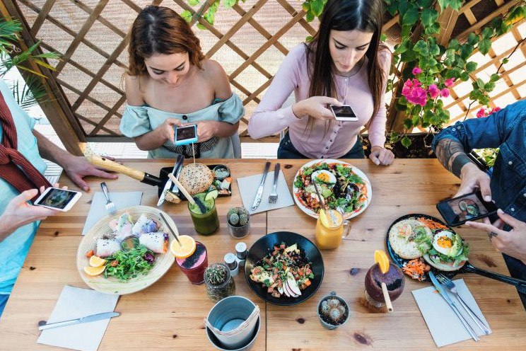 GEN Z: Ανύπαρκτη η σχέση της Gen Z με το μαγείρεμα – Ούτε ομελέτα δεν ξέρουν να φτιάξουν