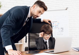 Οι οικονομικές συμβουλές που δίνουν οι πλούσιοι στα παιδιά τους