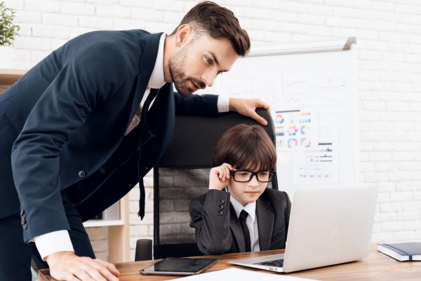 Οι οικονομικές συμβουλές που δίνουν οι πλούσιοι στα παιδιά τους