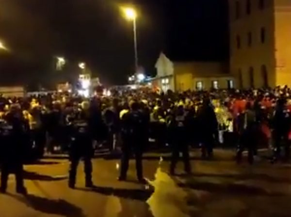 Γερμανία: Μπλόκο αντιφασιστών στο συνέδριο του ακροδεξιού AFD – Χιλιάδες διαδηλωτές