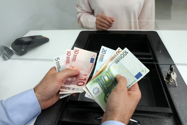 Τράπεζες: Τα «ψιλά γράμματα» στις χρεώσεις μετά τo πλαφόν στις προμήθειες