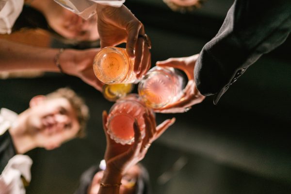 Ανήλικοι: Έρχονται ρυθμίσεις για απαγόρευση πώλησης αλκοόλ – «Σοβαρό κοινωνικό ζήτημα»