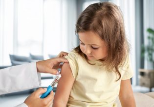 Σε πλήρη έξαρση οι λοιμώξεις – Ποια επικρατεί στα παιδιά και πόσο αποτελεσματικό είναι το εμβόλιο της γρίπης