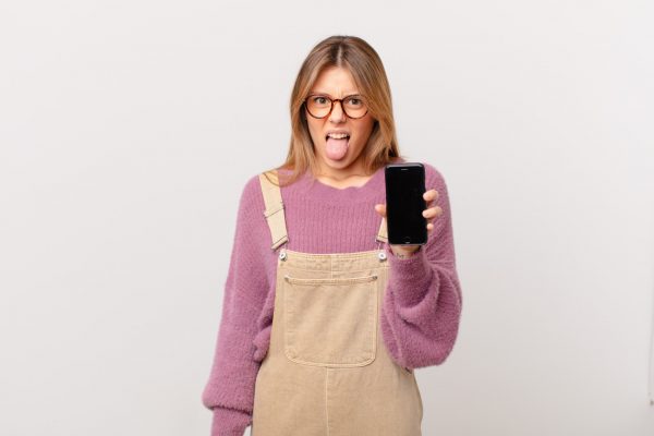 Τι είναι το «Gleeking» – Η αηδιαστική κίνηση που… μόλις «1% των ανθρώπων μπορεί να κάνει»