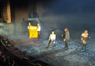 Λονδίνο: Ακτιβιστές για το κλίμα διέκοψαν θεατρική παράσταση στην οποία έπαιζε η Σιγκούρνι Γουίβερ