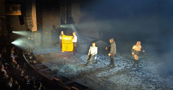 Λονδίνο: Ακτιβιστές για το κλίμα διέκοψαν θεατρική παράσταση στην οποία έπαιζε η Σιγκούρνι Γουίβερ