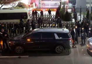 Νότια Κορέα: Πράκτορες επιχειρούν να συλλάβουν τον παυθέντα πρόεδρο και εμποδίζονται από τον στρατό