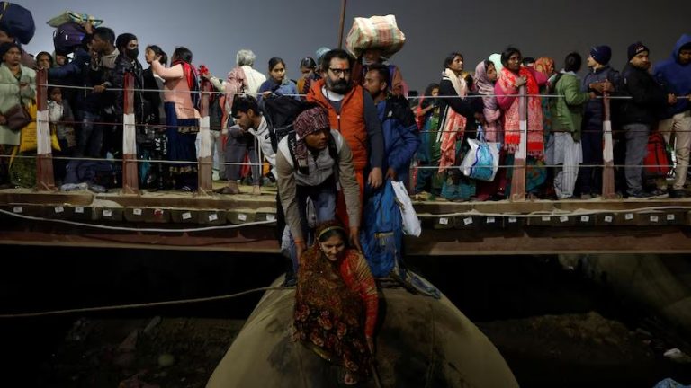 Ινδία: Τουλάχιστον 15 νεκροί και δεκάδες τραυματίες – Ποδοπατήθηκαν σε ιερό προσκύνημα