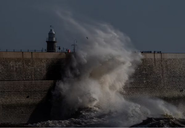Eowyn: Συναγερμός για την «καταιγίδα του αιώνα» στη Βρετανία – Προειδοποιητικές κλήσεις σε 4,5 εκατ.