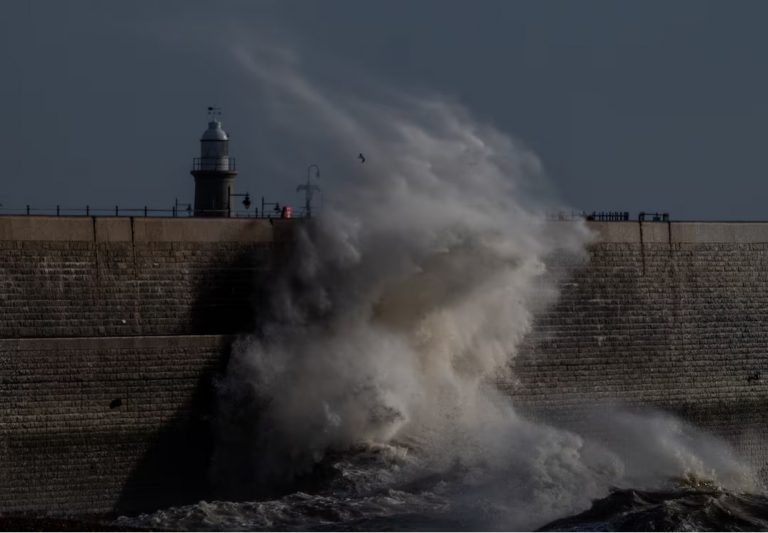 Eowyn: Συναγερμός για την «καταιγίδα του αιώνα» στη Βρετανία – Προειδοποιητικές κλήσεις σε 4,5 εκατ.