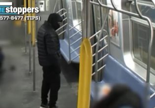 Κατά συρροήν εμπρηστής έβαλε φωτιά δίπλα σε επιβάτη του μετρό της Νέας Υόρκης ενώ κοιμόταν