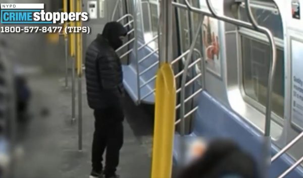 Κατά συρροήν εμπρηστής έβαλε φωτιά δίπλα σε επιβάτη του μετρό της Νέας Υόρκης ενώ κοιμόταν