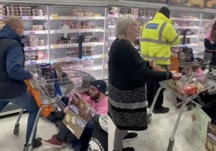 Σαουθάμπτον: Ακτιβιστές έκαναν καθιστική διαμαρτυρία σε σούπερ μάρκετ και πιάστηκαν στα χέρια με τους πελάτες