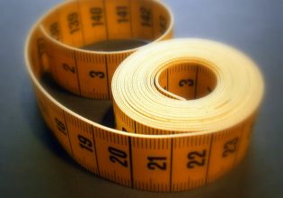 Οι άνδρες ψήλωσαν δύο φορές περισσότερο από τις γυναίκες σε έναν αιώνα