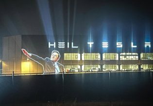 «Heil Tesla»: Η δράση ακτιβιστών για τον ναζιστικό χαιρετισμό του Έλον Μασκ