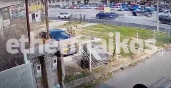 Θεσσαλονίκη: Καρέ καρέ η τρελή πορεία Ι.Χ. που πέρασε στο αντίθετο ρεύμα και έπεσε σε τοίχο (βίντεο)